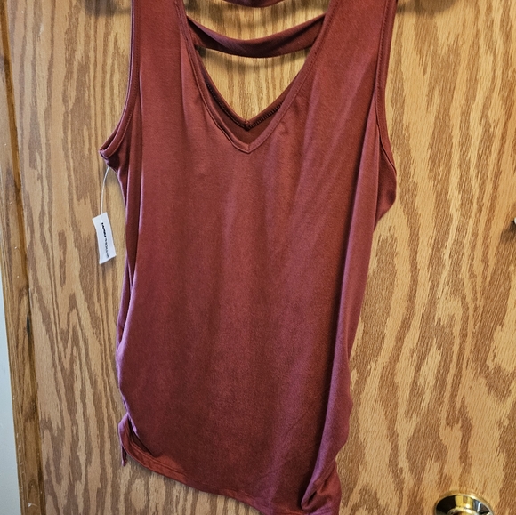 New size medium woman's summer top. - Picture 4 of 6